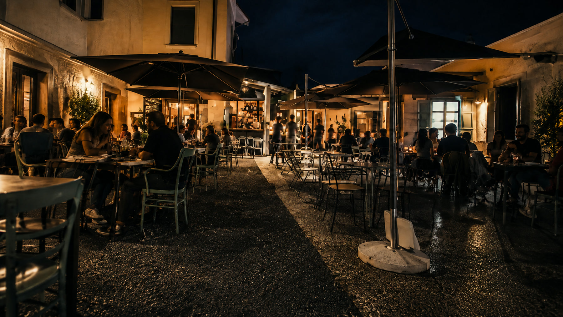 I tavoli esterni di NaBi in Piazza dell'Alberone