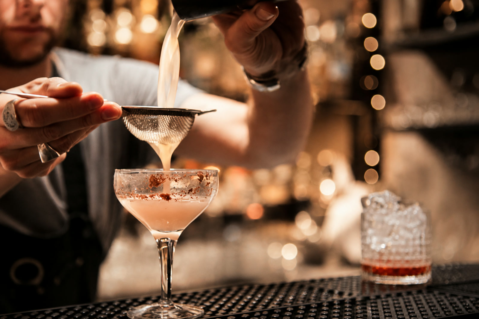 Preparazione di un cocktail al bancone